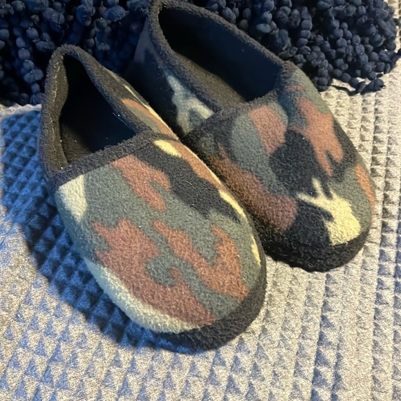 Camo slippers size 8-9 men. - Picture 1 of 4